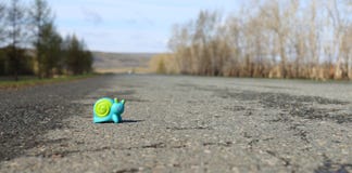 Улитка игрушки на дороге стоковые изображения Улитка игрушки на дороге стоковые изображения