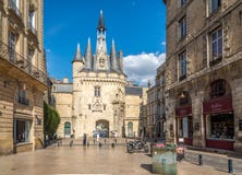 Улица около строба Cailhau - Porte Cailhau в Бордо - Франция стоковая фотография rf Улица около строба Cailhau - Porte Cailhau в Бордо - Франция стоковая фотография rf