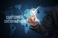Удовлетворение клиента проверки бизнесмена Принципиальная схема качества Стоковая Фотография Удовлетворение клиента проверки бизнесмена Принципиальная схема качества Стоковая Фотография