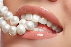Улыбка конца-вверх счастливая женская с здоровыми белыми зубами, яркие красные губы макетирует Забота косметологии, зубоврачевани Стоковые Фото Улыбка конца-вверх счастливая женская с здоровыми белыми зубами, яркие красные губы макетирует Забота косметологии, зубоврачевани Стоковые Фото