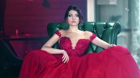 Уверенная модная молодая сексуальная женщина представляя игру с изум видеоматериал Уверенная модная молодая сексуальная женщина представляя игру с изум видеоматериал