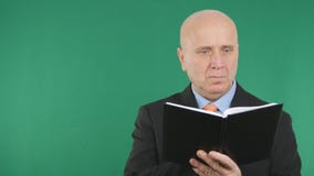 Уверенная повестка дня пользы бизнесмена для того чтобы принять примечания стоковое фото rf Уверенная повестка дня пользы бизнесмена для того чтобы принять примечания стоковое фото rf