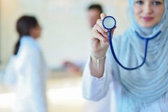 Уверенно мусульманский доктор с представлением hijab или студент-медика на больницу стоковые изображения Уверенно мусульманский доктор с представлением hijab или студент-медика на больницу стоковые изображения