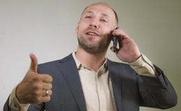 Уверенный успешный бизнесмен говоря на мобильном телефоне имея деловую беседу с усмехаться мобильного телефона жизнерадостный в к стоковые фотографии rf Уверенный успешный бизнесмен говоря на мобильном телефоне имея деловую беседу с усмехаться мобильного телефона жизнерадостный в к стоковые фотографии rf