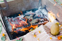 Увольняйте церемония с предложениями только vegetable начала во время гуру p стоковая фотография rf Увольняйте церемония с предложениями только vegetable начала во время гуру p стоковая фотография rf
