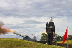 Увольнян австралийский солдат reenactment стоя на внимании был карамболем стоковые изображения rf Увольнян австралийский солдат reenactment стоя на внимании был карамболем стоковые изображения rf