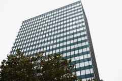 Угол поля изображения красивого современного футуристического здания Принципиальная схема дела успешного промышленного зодчества стоковая фотография rf Угол поля изображения красивого современного футуристического здания Принципиальная схема дела успешного промышленного зодчества стоковая фотография rf