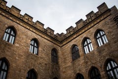 Угол старой внешней стены замка с Windows стоковые фотографии rf Угол старой внешней стены замка с Windows стоковые фотографии rf