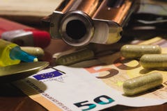 Уголовный декорум с таблетками и лекарствами денег револьвера стоковые изображения Уголовный декорум с таблетками и лекарствами денег револьвера стоковые изображения