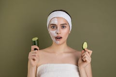 Удивленная женщина с обнаженными плечами loking на камере с открытым ртом, белой маской на половине ее стороны стоковая фотография Удивленная женщина с обнаженными плечами loking на камере с открытым ртом, белой маской на половине ее стороны стоковая фотография