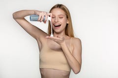 Удивленная красивая белокурая девушка с естественной кожей кладет изолированную пену в наличии на серую предпосылку, copyspace дл стоковое фото Удивленная красивая белокурая девушка с естественной кожей кладет изолированную пену в наличии на серую предпосылку, copyspace дл стоковое фото