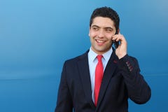 Удивленный бизнесмен получая большие новости на телефоне стоковое изображение Удивленный бизнесмен получая большие новости на телефоне стоковое изображение