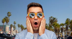 Удивленный человек в солнечных очках над пляжем Венеции стоковое фото rf Удивленный человек в солнечных очках над пляжем Венеции стоковое фото rf