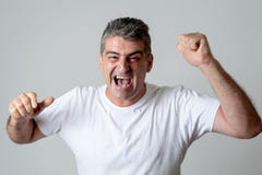 Удивленный человек радуется в достигать его цели, wining лотерея или имея больший успех в эмоциях выражения стороны человеческих стоковое изображение rf Удивленный человек радуется в достигать его цели, wining лотерея или имея больший успех в эмоциях выражения стороны человеческих стоковое изображение rf