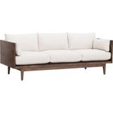 Удобная сливк красит софу 3 seater деревянную с белой предпосылкой - изображением запаса стоковые изображения Удобная сливк красит софу 3 seater деревянную с белой предпосылкой - изображением запаса стоковые изображения