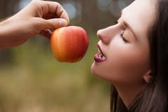 Удовлетворенная милая концепция вишни женщины заманчивости Стоковые Изображения Удовлетворенная милая концепция вишни женщины заманчивости Стоковые Изображения