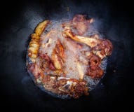 Узбекский варочный процесс pilaf риса Овечка в большом котле чугуна на огне стоковые изображения Узбекский варочный процесс pilaf риса Овечка в большом котле чугуна на огне стоковые изображения