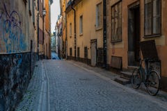 Узкая улица мощенного булыжником камня в Gamla Stan стоковая фотография Узкая улица мощенного булыжником камня в Gamla Stan стоковая фотография