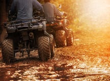Укомплектуйте личным составом корабль atv катания на с следе дороги, спорте a людей внешнем стоковое изображение Укомплектуйте личным составом корабль atv катания на с следе дороги, спорте a людей внешнем стоковое изображение