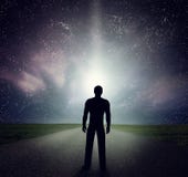 Укомплектуйте личным составом положение на дороге смотря звезды, небо, вселенную Мечта, приключение стоковая фотография Укомплектуйте личным составом положение на дороге смотря звезды, небо, вселенную Мечта, приключение стоковая фотография