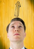Укомплектуйте личным составом смотреть вверх на стрелке серого цвета верхней против желтой деревянной панели бесплатная иллюстрация Укомплектуйте личным составом смотреть вверх на стрелке серого цвета верхней против желтой деревянной панели бесплатная иллюстрация