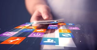 Укомплектуйте личным составом держать умный телефон с красочными значками применения стоковое фото Укомплектуйте личным составом держать умный телефон с красочными значками применения стоковое фото