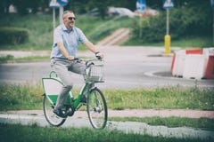 Укомплектуйте личным составом ехать велосипед города в официально стиле стоковые фото Укомплектуйте личным составом ехать велосипед города в официально стиле стоковые фото