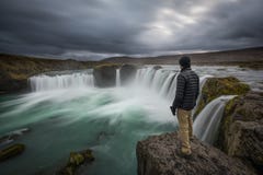 Укомплектуйте личным составом положение около края водопада Godafoss стоковое изображение Укомплектуйте личным составом положение около края водопада Godafoss стоковое изображение
