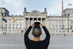 Укомплектуйте личным составом фотографировать Reichstag, в Берлине стоковое изображение rf Укомплектуйте личным составом фотографировать Reichstag, в Берлине стоковое изображение rf