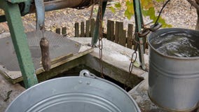 Укомплектуйте личным составом цепь падений с ведром в деревенское хорошо для того чтобы нарисовать воду пакостная вода Укомплектуйте личным составом цепь падений с ведром в деревенское хорошо для того чтобы нарисовать воду пакостная вода