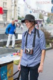 УКРАИНА, KIEV-SEPTEMBER 24,2017: Турист на квадрате независимости Турист идя с ретро камерой стоковые фото УКРАИНА, KIEV-SEPTEMBER 24,2017: Турист на квадрате независимости Турист идя с ретро камерой стоковые фото