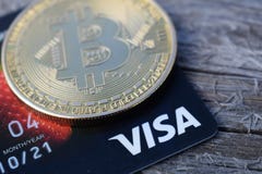 Украина, Kremenchug - март 2019: Золотое Bitcoin на кредитной карточке visa стоковые изображения Украина, Kremenchug - март 2019: Золотое Bitcoin на кредитной карточке visa стоковые изображения