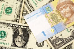 Украинское примечание hryvnia с долларовыми банкнотами американца одного стоковые изображения rf Украинское примечание hryvnia с долларовыми банкнотами американца одного стоковые изображения rf