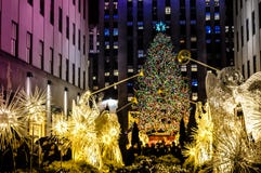 Украшения рождества перед центром Рокефеллер в Манхэттене, NYC, США стоковое фото rf Украшения рождества перед центром Рокефеллер в Манхэттене, NYC, США стоковое фото rf