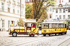 Улица старого городка с выровнянной каменной дорогой и кафем лета с террасой стоковое изображение rf Улица старого городка с выровнянной каменной дорогой и кафем лета с террасой стоковое изображение rf