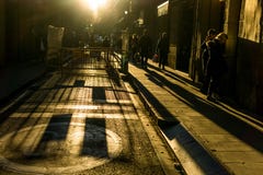 Улицы с непознаваемыми людьми со сверхконтрастной и темной предпосылкой стоковые фотографии rf Улицы с непознаваемыми людьми со сверхконтрастной и темной предпосылкой стоковые фотографии rf