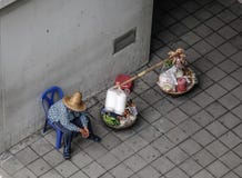 Уличный торговец продавая еду в центре города стоковые изображения Уличный торговец продавая еду в центре города стоковые изображения