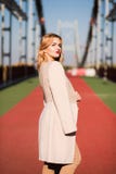 Ультрамодная одетая стильная модель представляя на улице в свете su стоковые фото Ультрамодная одетая стильная модель представляя на улице в свете su стоковые фото
