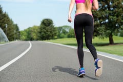 Умелый бегун jogging в природе стоковое изображение rf Умелый бегун jogging в природе стоковое изображение rf