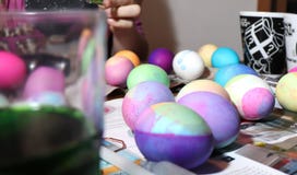 Умирая пасхальные яйца на кухонном столе стоковые фото Умирая пасхальные яйца на кухонном столе стоковые фото