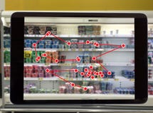 Умная розничная концепция, польза обслуживания робота для проверки данные или магазины стоковое изображение Умная розничная концепция, польза обслуживания робота для проверки данные или магазины стоковое изображение