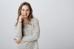 Умная тормозная девушка обсуждая новые вымыслы Портрет красивой ультрамодной молодой женщины в стильных прозрачных стеклах Стоковая Фотография Умная тормозная девушка обсуждая новые вымыслы Портрет красивой ультрамодной молодой женщины в стильных прозрачных стеклах Стоковая Фотография