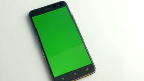 Умный телефон с зеленым экраном на белизне Умный телефон с зеленым экраном на белизне