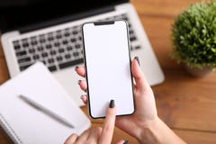 Умный телефон в руке на предпосылке работая экономической обстановки, пустого экрана стоковая фотография Умный телефон в руке на предпосылке работая экономической обстановки, пустого экрана стоковая фотография