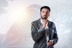 Умный элегантный человек смотря заботливый и заинтересованный стоковые изображения rf Умный элегантный человек смотря заботливый и заинтересованный стоковые изображения rf