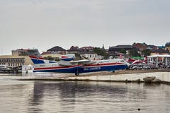 Универсальное воздушное судно Beriev Be-200ES лодкамиамфибии возвращает для того чтобы основать после показательных полетов над в стоковая фотография rf Универсальное воздушное судно Beriev Be-200ES лодкамиамфибии возвращает для того чтобы основать после показательных полетов над в стоковая фотография rf