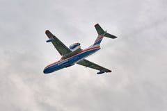 Универсальный гидросамолет пожарного Beriev Be-200ES воздушных судн лодкамиамфибии падает demonstated вода стоковая фотография Универсальный гидросамолет пожарного Beriev Be-200ES воздушных судн лодкамиамфибии падает demonstated вода стоковая фотография