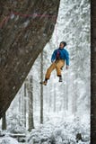 Уникально спорт зимы Альпинист утеса на трудном восхождении Взбираться Extreeme стоковое фото Уникально спорт зимы Альпинист утеса на трудном восхождении Взбираться Extreeme стоковое фото