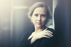 Унылая красивая женщина моды в улице города ночи Стоковое Изображение RF Унылая красивая женщина моды в улице города ночи Стоковое Изображение RF