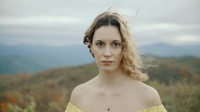 Упадите на Аппалачи максимальной горы заплаты, Теннесси & Северную Каролину, портрет молодой женщины в желтом платье видеоматериал Упадите на Аппалачи максимальной горы заплаты, Теннесси & Северную Каролину, портрет молодой женщины в желтом платье видеоматериал